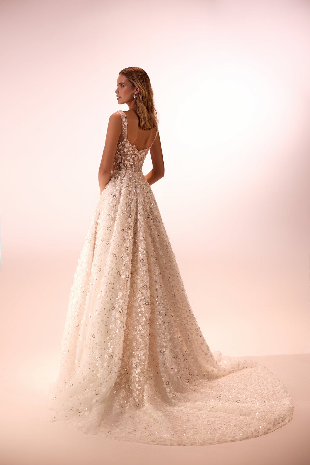Brautkleid Cathelyn im Studio von hinten, Spitzenrock und offener Rückenausschnitt