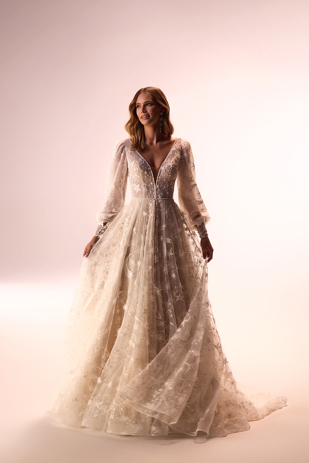 Brautkleid Celestia in A-Linie, Sternenstickerei auf Tüll und weite Ärmel, Vorderansicht