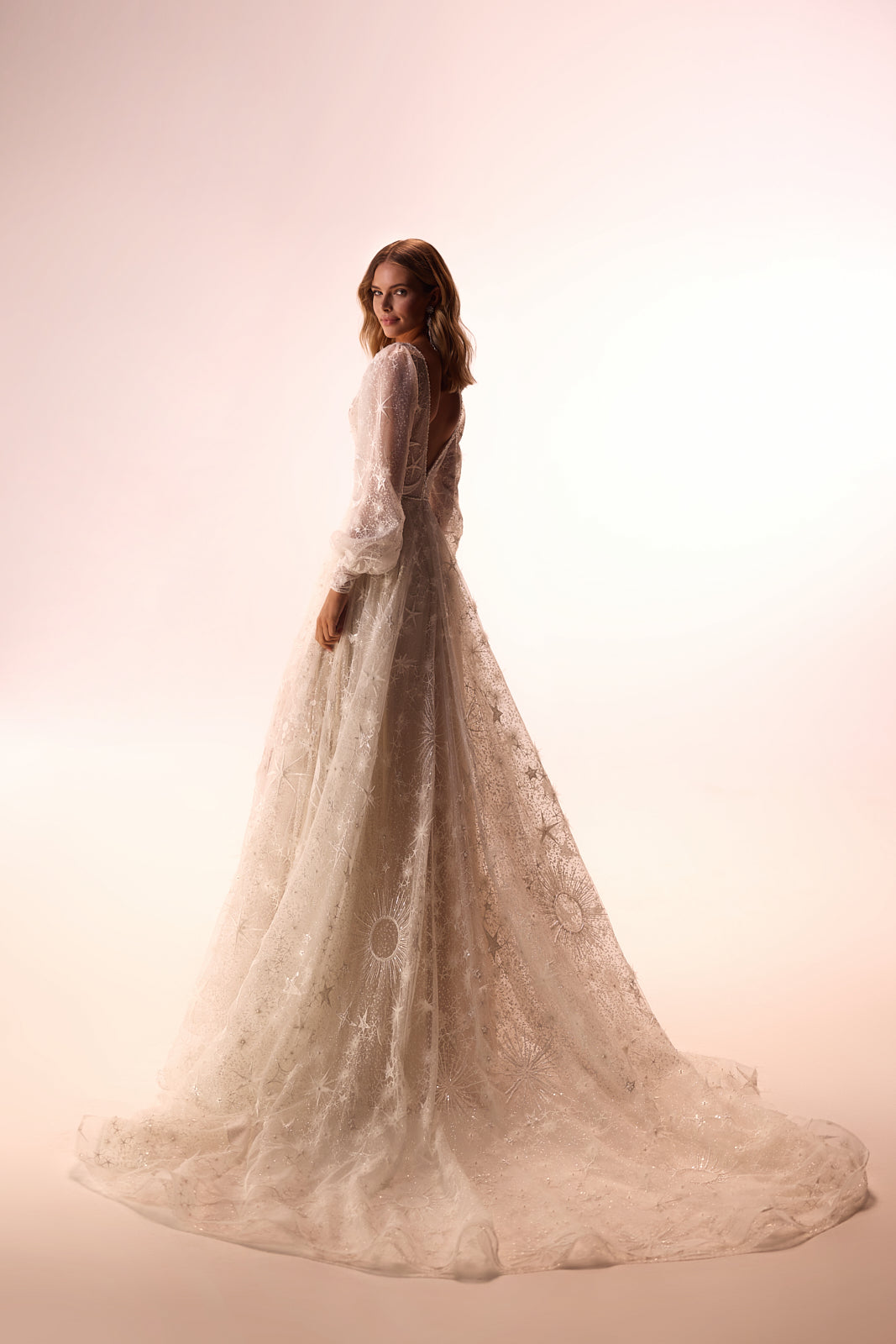 Brautkleid Celestia von hinten, schimmernde Sternenstickerei auf der langen Tüllschleppe
