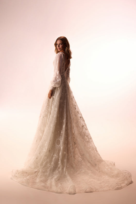 Brautkleid Celestia von hinten, schimmernde Sternenstickerei auf der langen Tüllschleppe
