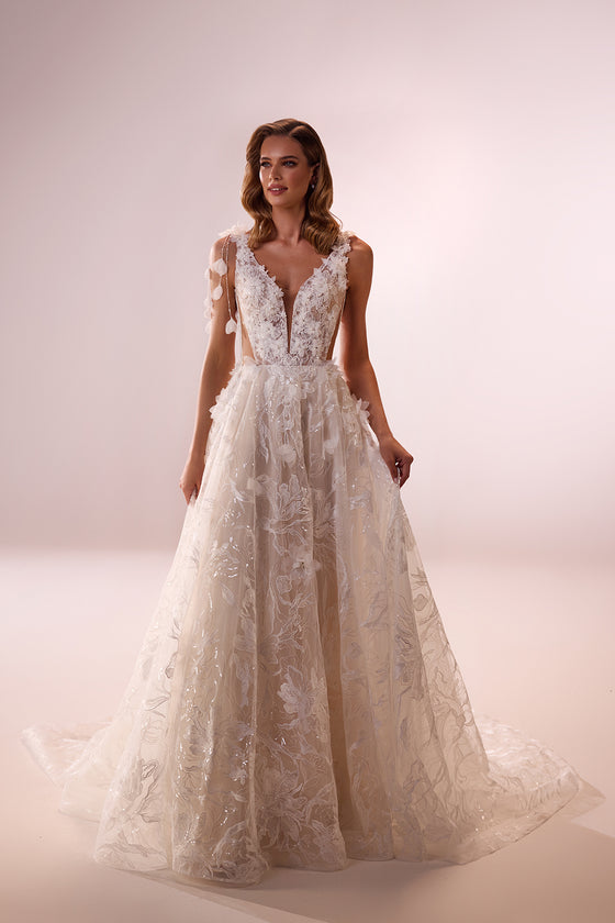 Brautkleid Celia von vorn, A-Linie mit tiefem V-Ausschnitt und glitzernder Blütenspitze