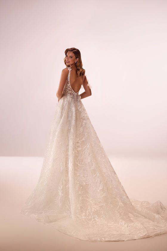 Brautkleid Celia von hinten, offener Rückenausschnitt und lange Schleppe aus glitzernder Spitze