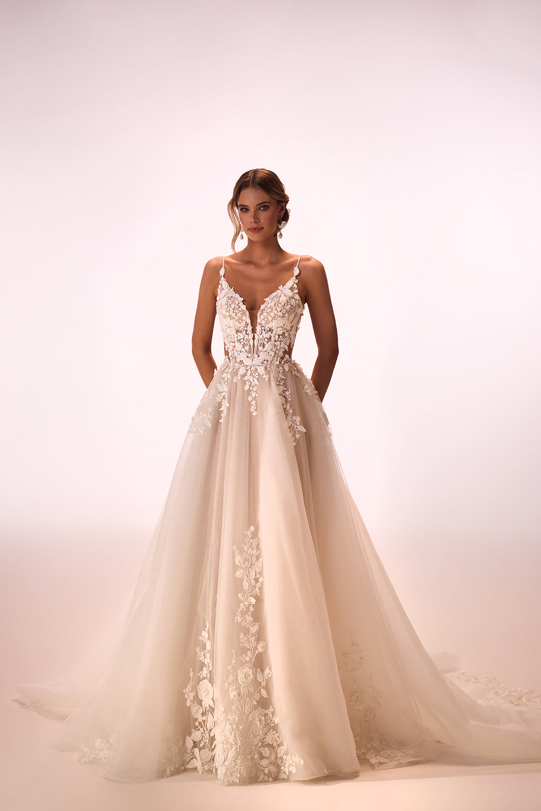 Princess wedding dress with lace Claire from DAMA Couture (studio photo)