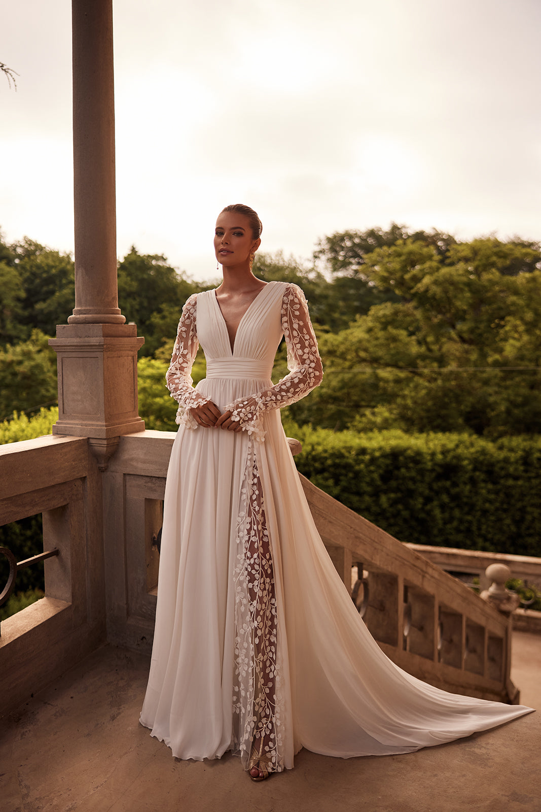 Brautkleid Cynthia in ganzer Länge auf der Terrasse, Chiffonrock mit Spitzenschlitz