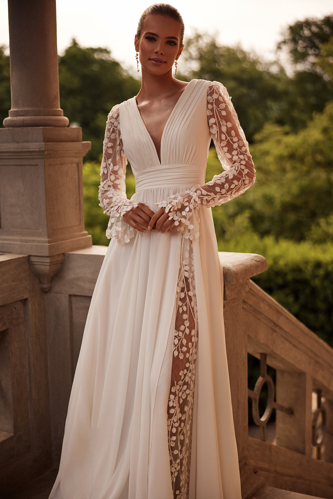Brautkleid Cynthia von vorn, drapierte Taille und Beinschlitz mit Blumenspitze