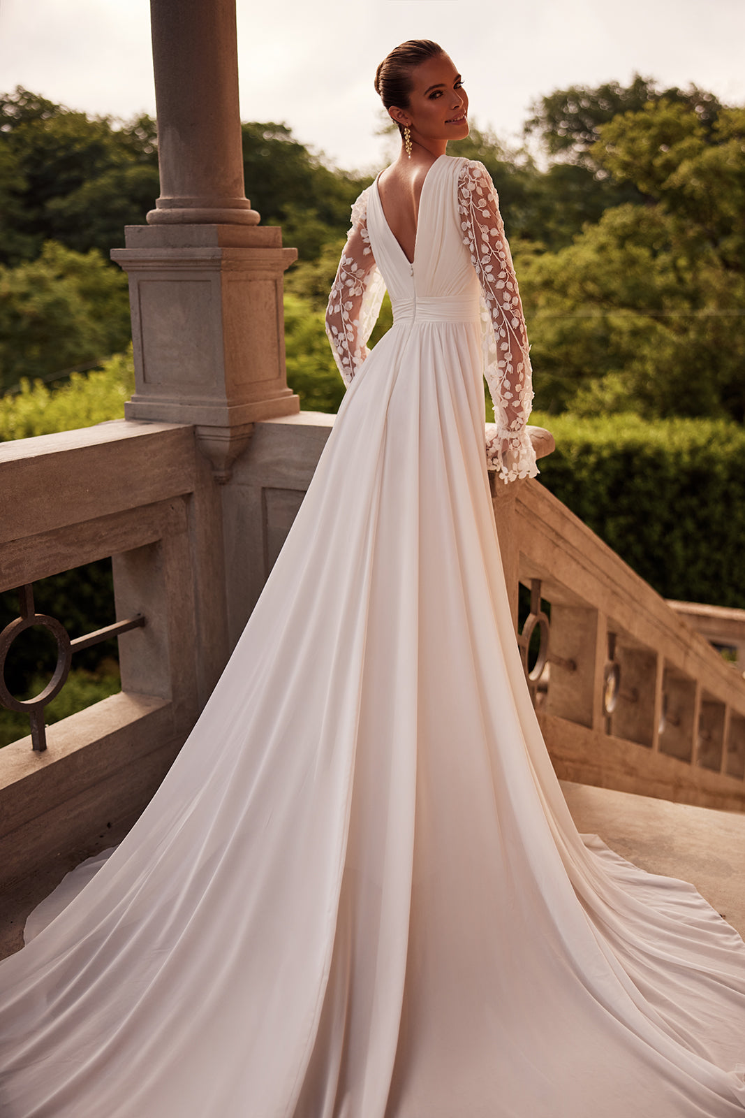 Brautkleid Cynthia von der Seite, fließender Chiffonrock und lange Schleppe