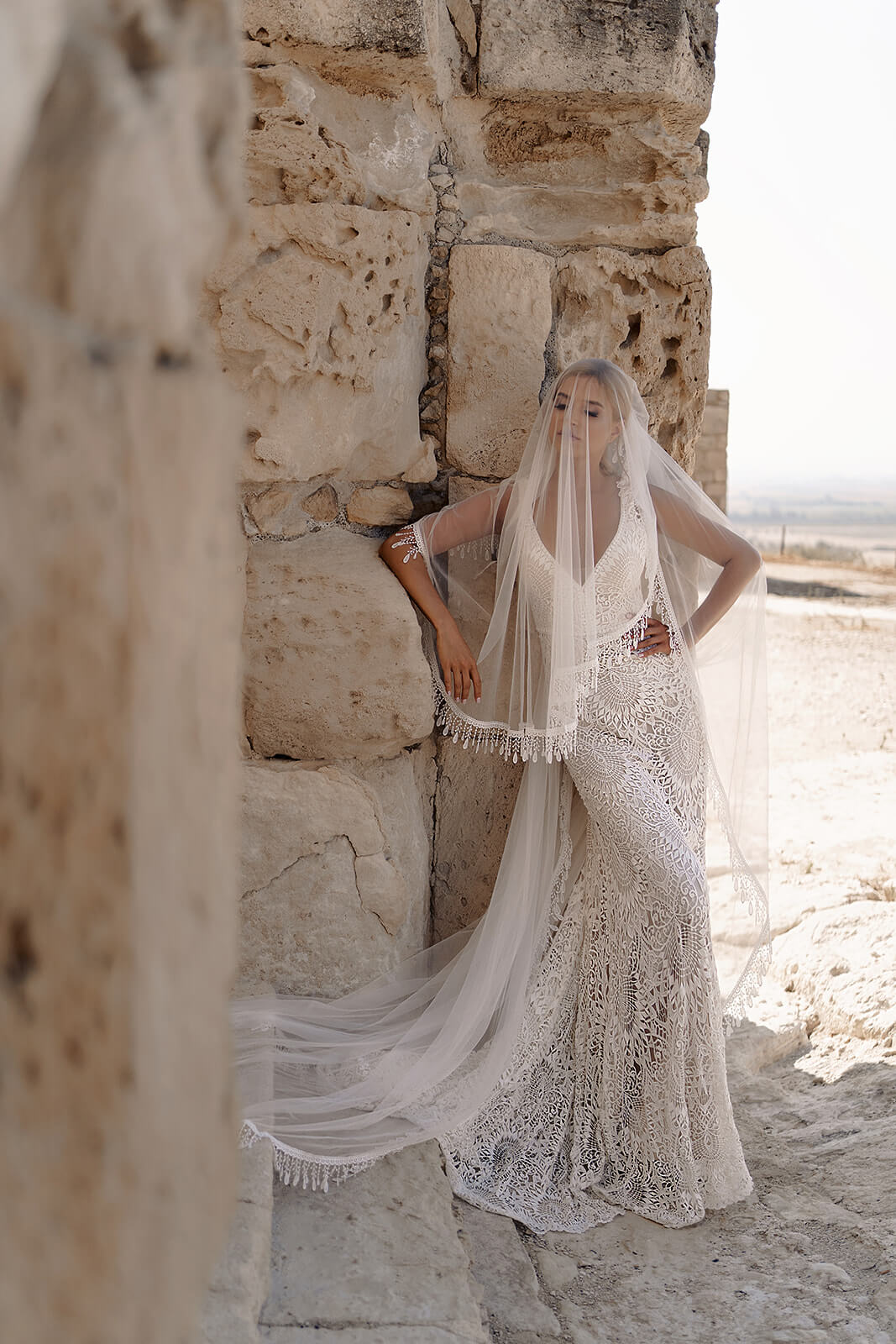 Braut in ganzer Silhouette mit Kathedralschleier mit Fransen und Brautkleid