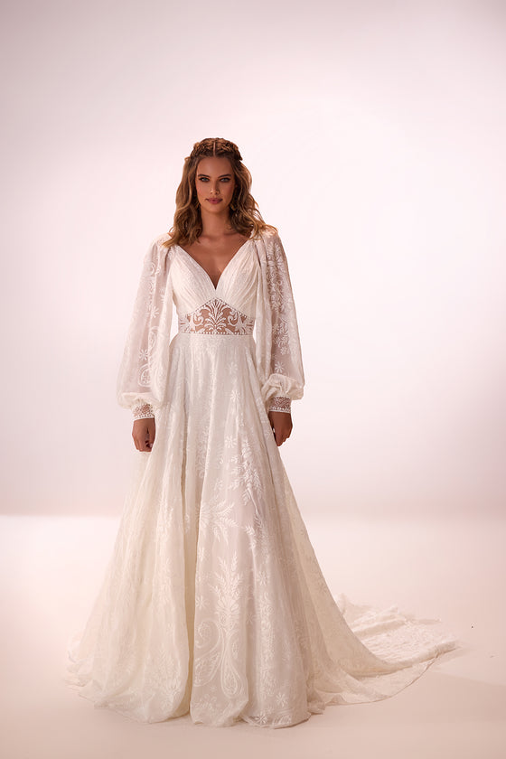 Brautkleid Ellianna von vorn im Studio, V-Ausschnitt und weite Spitzenärmel mit Bündchen