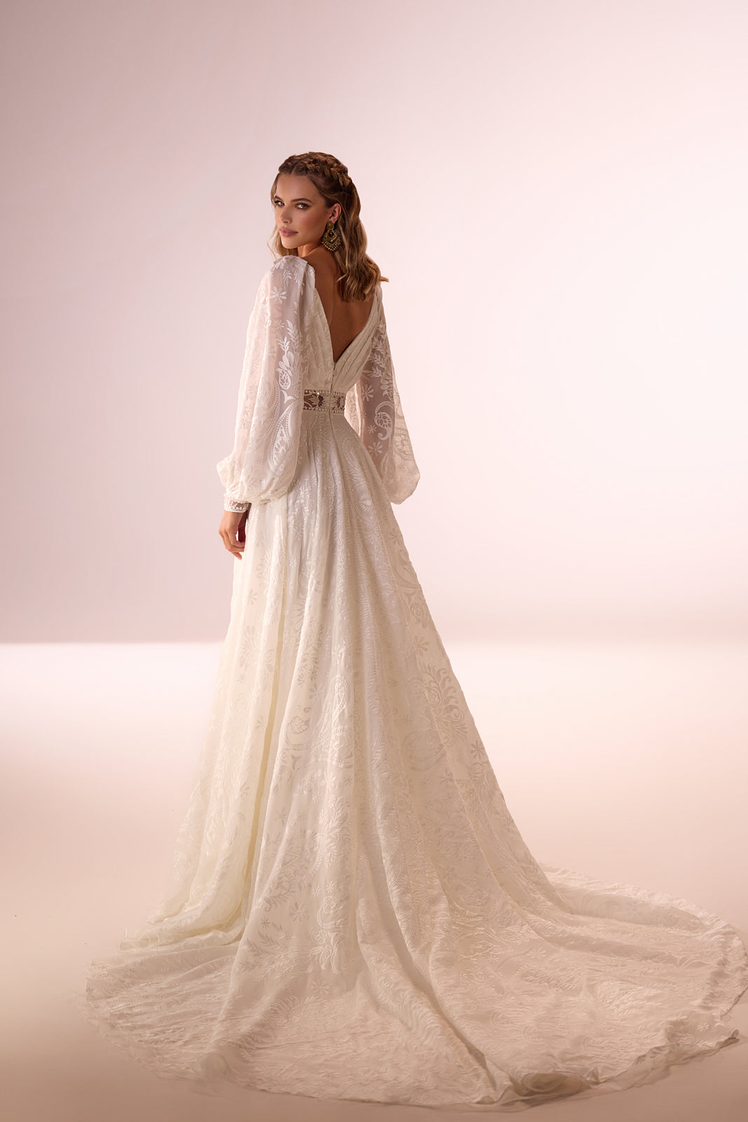 Brautkleid Ellianna von hinten, V-Rückenausschnitt und breite Spitzenschleppe im Studio