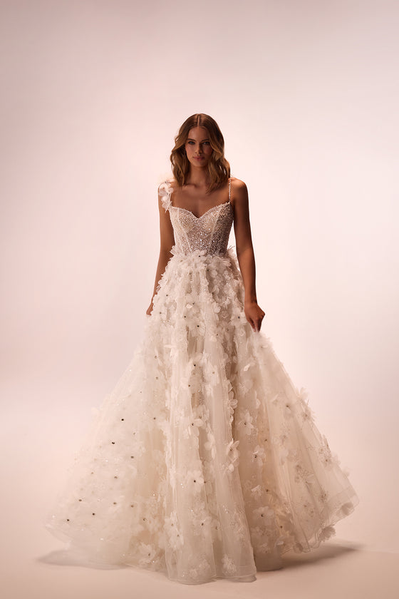 Brautkleid Elodie in A-Linie mit 3D-Blüten auf Tüll, ganze Silhouette von vorn