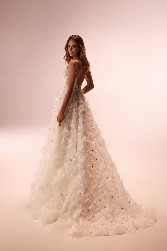 Brautkleid Elodie von der Seite: 3D-Blütenspitze am Rock und ausgestellte Schleppe