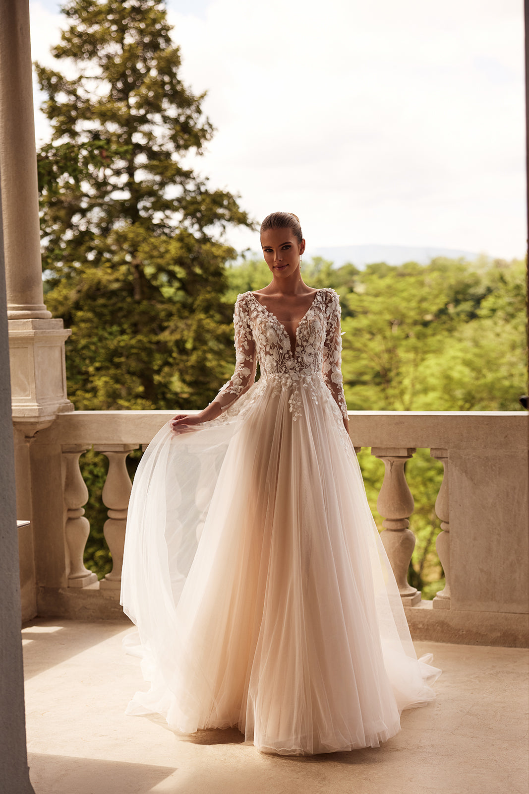 Brautkleid Felicia in A-Linie auf der Terrasse, Tüllrock und Spitzenmieder, ganze Figur