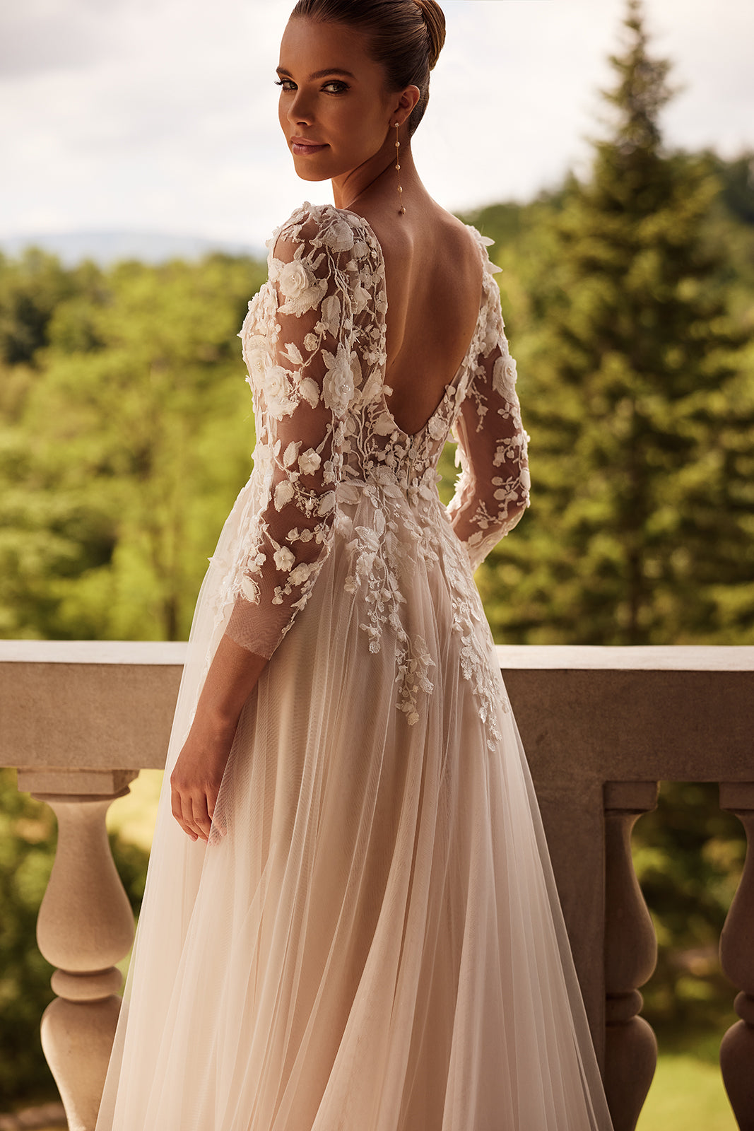 Brautkleid Felicia von hinten, tiefer Rückenausschnitt und Ärmel aus Blütenspitze