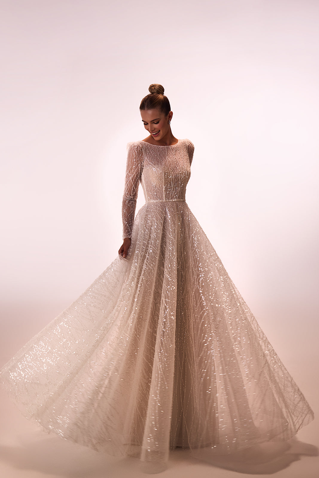 Brautkleid Galia in A-Linie mit Spitze und schimmernden Details, Studioaufnahme von vorn