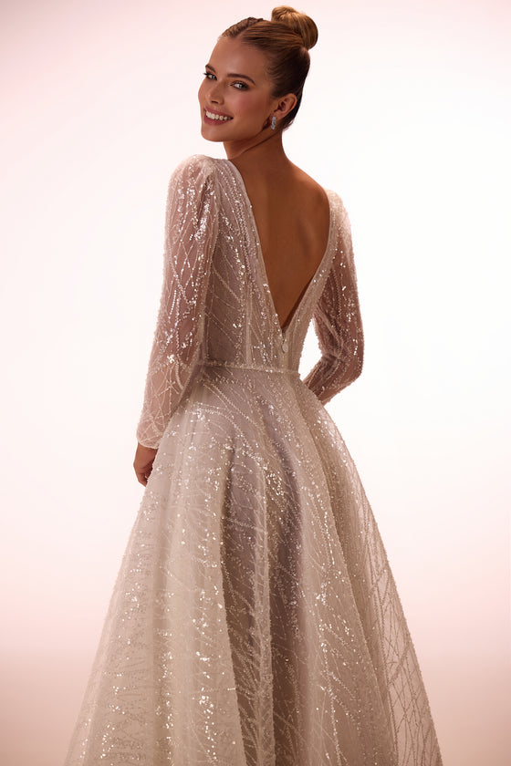 Brautkleid Galia von hinten im Studio, Spitzenrücken und fließender A-Linien-Rock