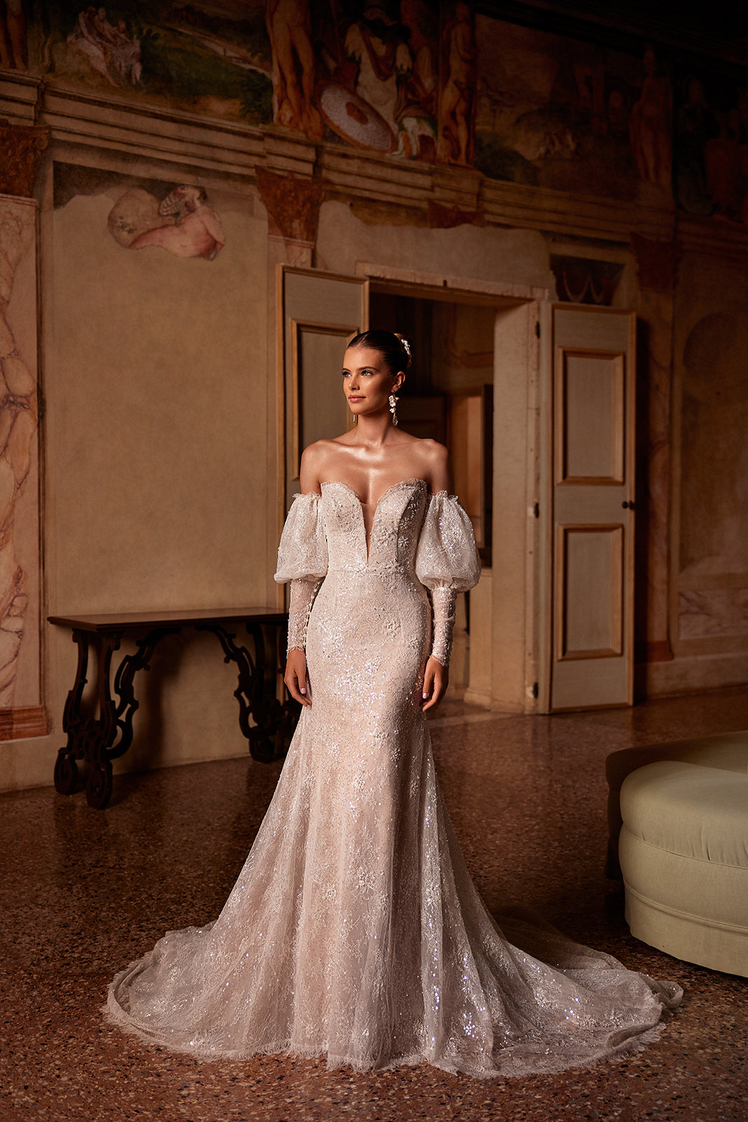 Brautkleid Genevieve von vorn, Herzausschnitt und schulterfreie Puffärmel aus Glitzerspitze