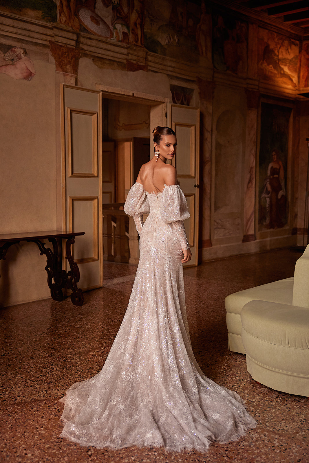 Brautkleid Genevieve in Meerjungfrau-Form von hinten, Glitzerspitze und Schleppe im Freskensaal