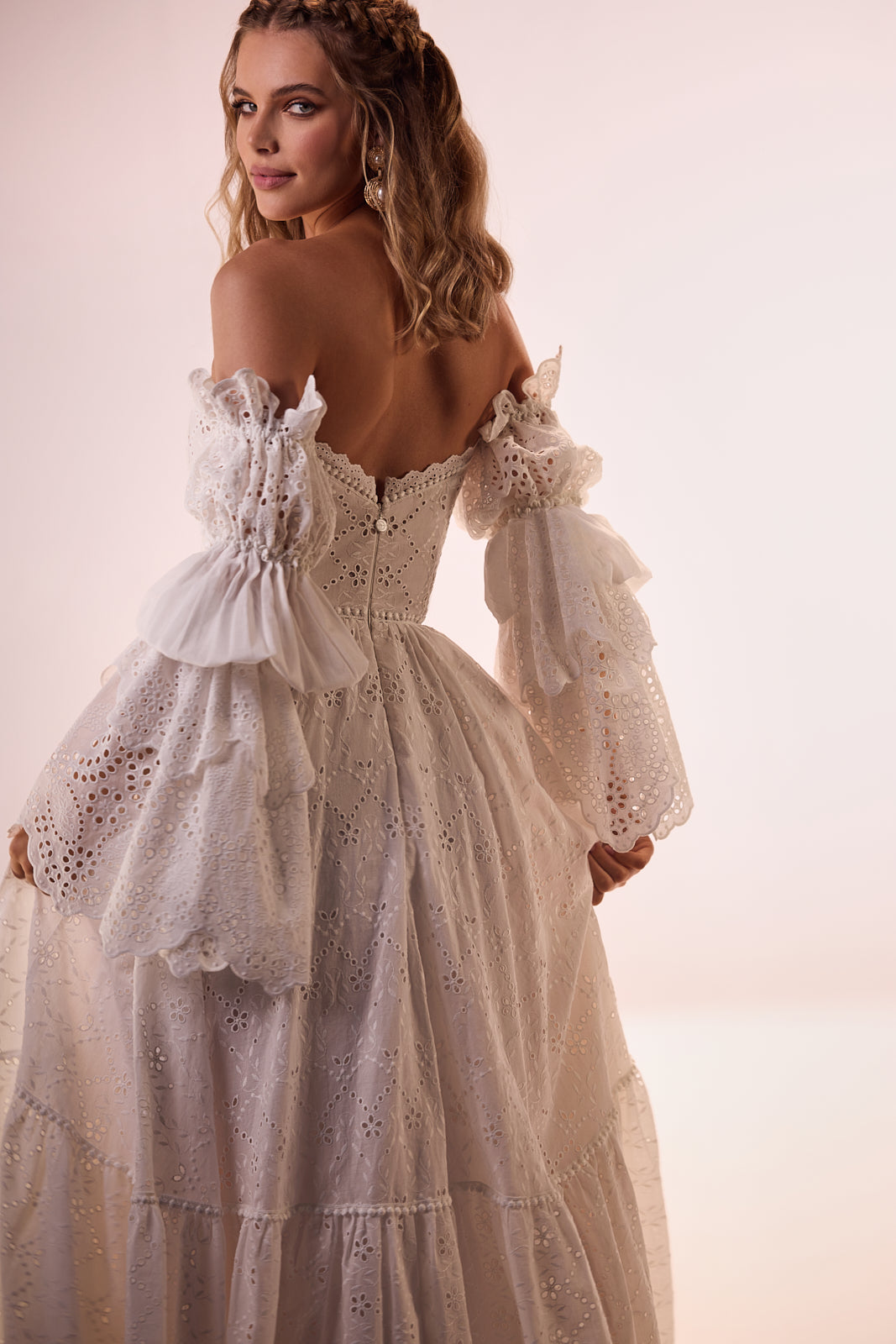 Giselle von hinten in Nahaufnahme: offener Rücken, Corsage aus Lochspitze und weite Ärmel