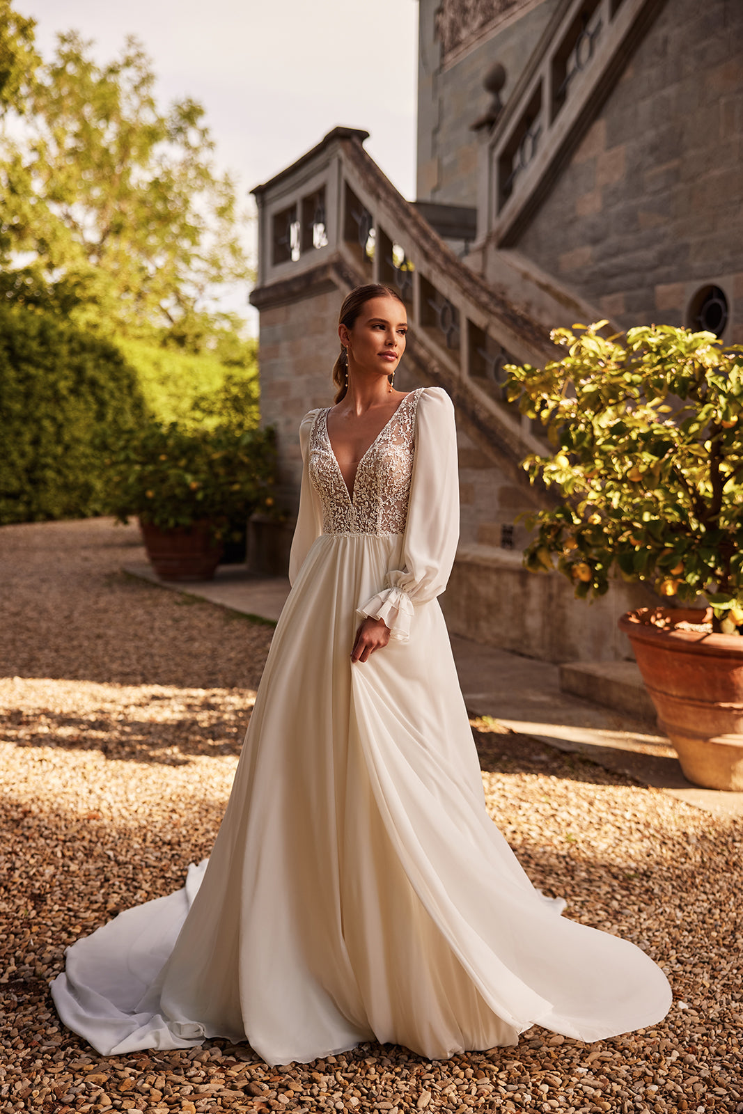 Brautkleid Hellen in A-Linie aus Chiffon mit Puffärmeln und tiefem V-Ausschnitt