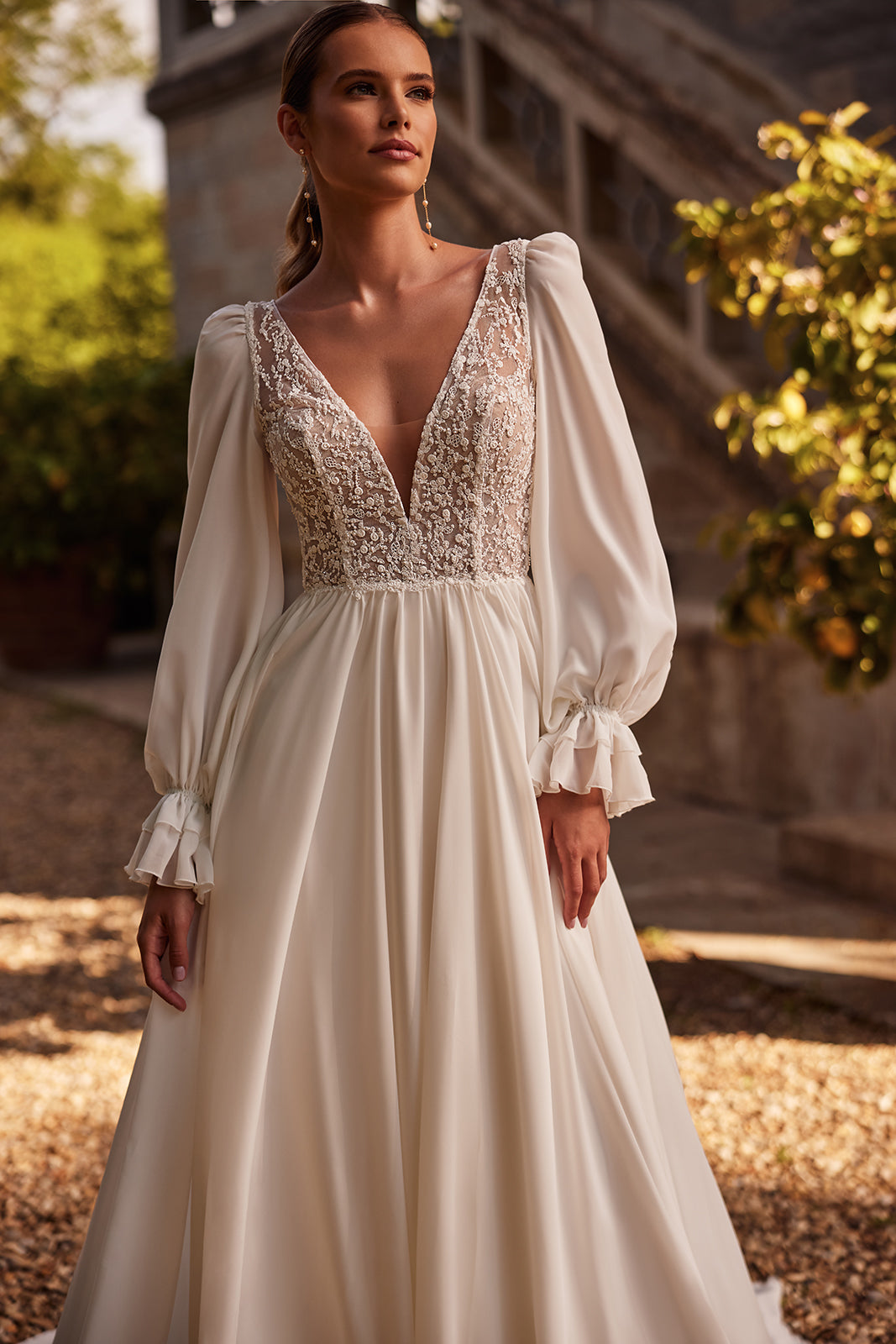 Brautkleid Hellen in Nahaufnahme, besetzte Corsage und tiefer V-Ausschnitt