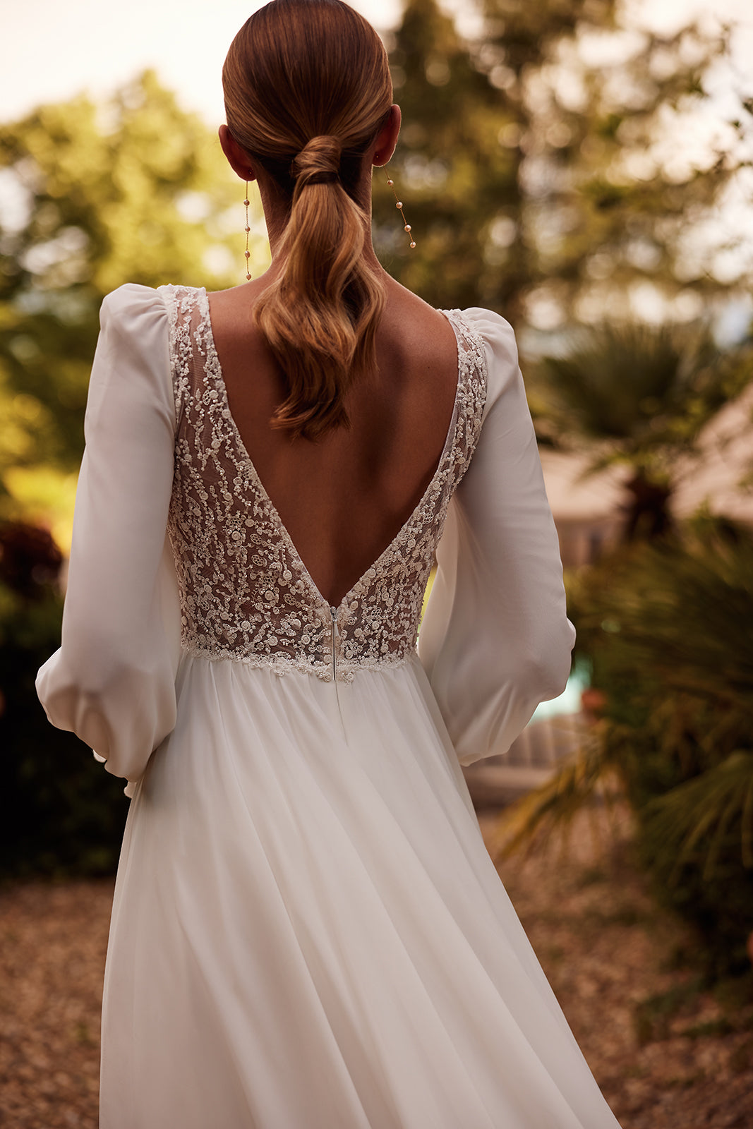 Brautkleid Hellen von hinten, Chiffonrock in A-Linie und lange Puffärmel