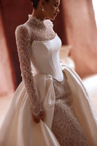Der Henriette Overskirt kombiniert aufwendige Spitze mit Satin für einen glamourösen Braut-Look.