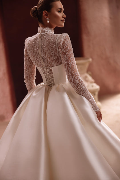 Der Henriette Overskirt aus Satin mit langer Schleppe verleiht dem Brautkleid eine majestätische Ausstrahlung.