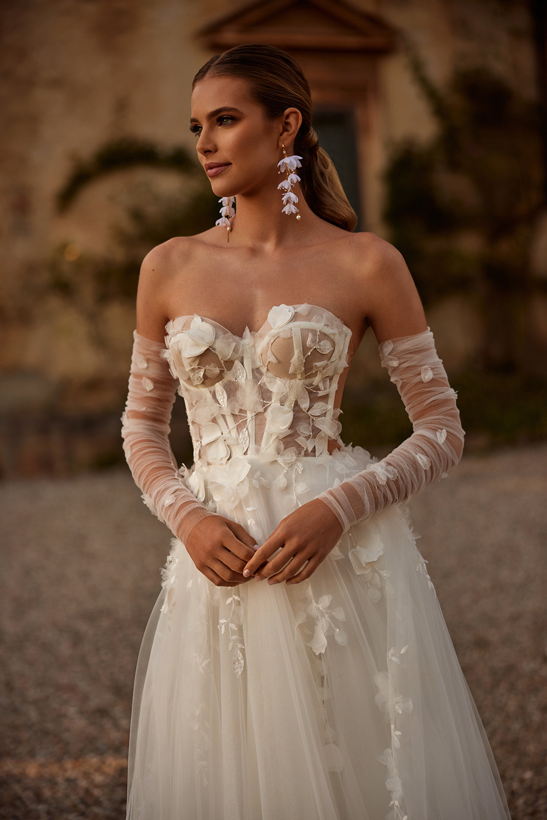Brautkleid Ilimaris von vorn, Corsage mit sichtbaren Stäbchen und schulterfreie Ärmel
