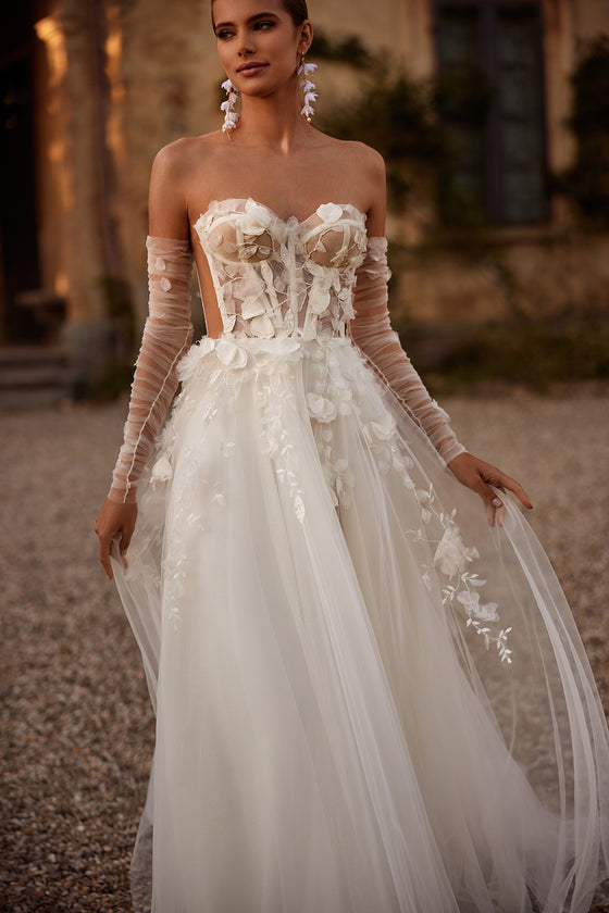 Brautkleid Ilimaris im Detail: transparente Corsage mit 3D-Blüten und Tüllärmeln