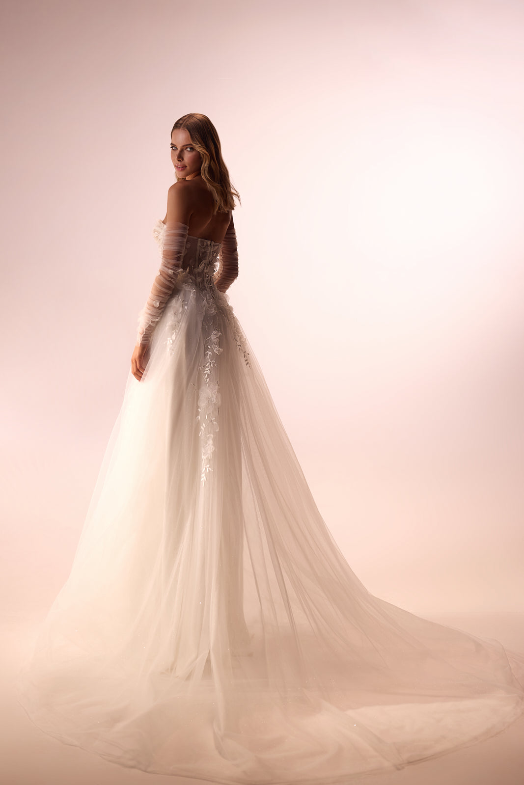 Brautkleid Ilimaris im Studio von hinten, langer Tüllrock mit weicher Schleppe
