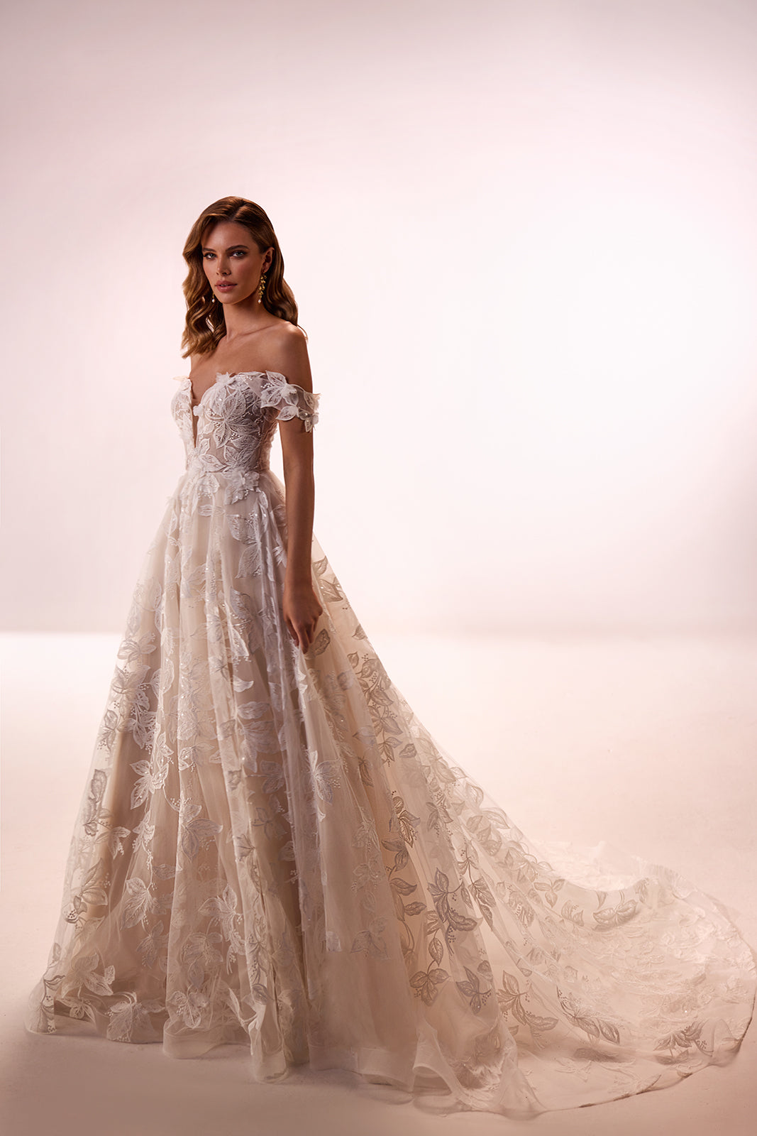 Brautkleid Ivy in A-Linie, Blütenspitze über nudefarbenem Futter und Ärmel an den Schultern