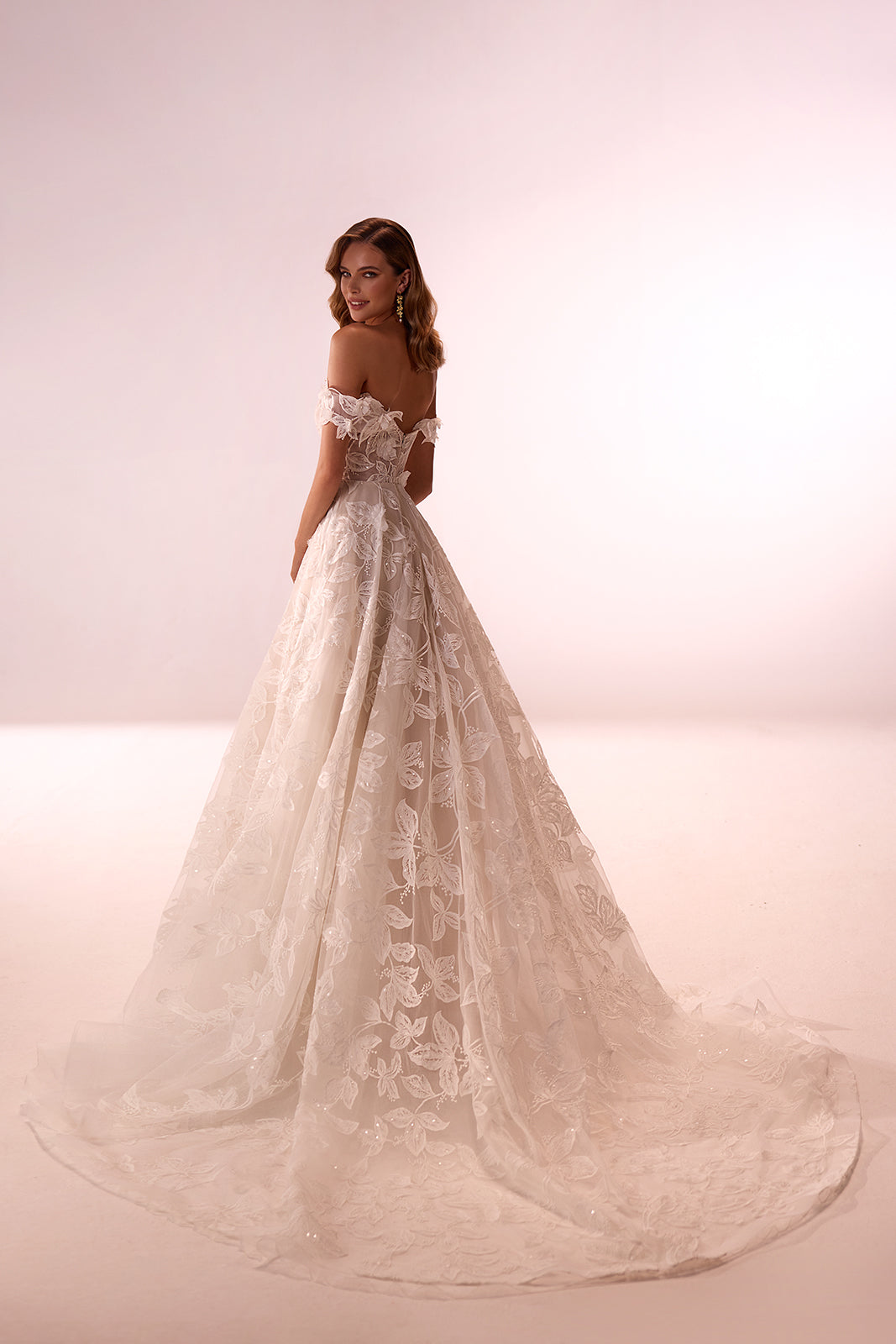 Brautkleid Ivy von hinten, Spitzenrock mit langer Schleppe im Studio, ganze Silhouette
