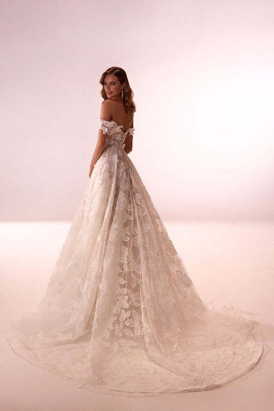 Brautkleid Ivy von hinten, Spitzenrock mit langer Schleppe im Studio, ganze Silhouette