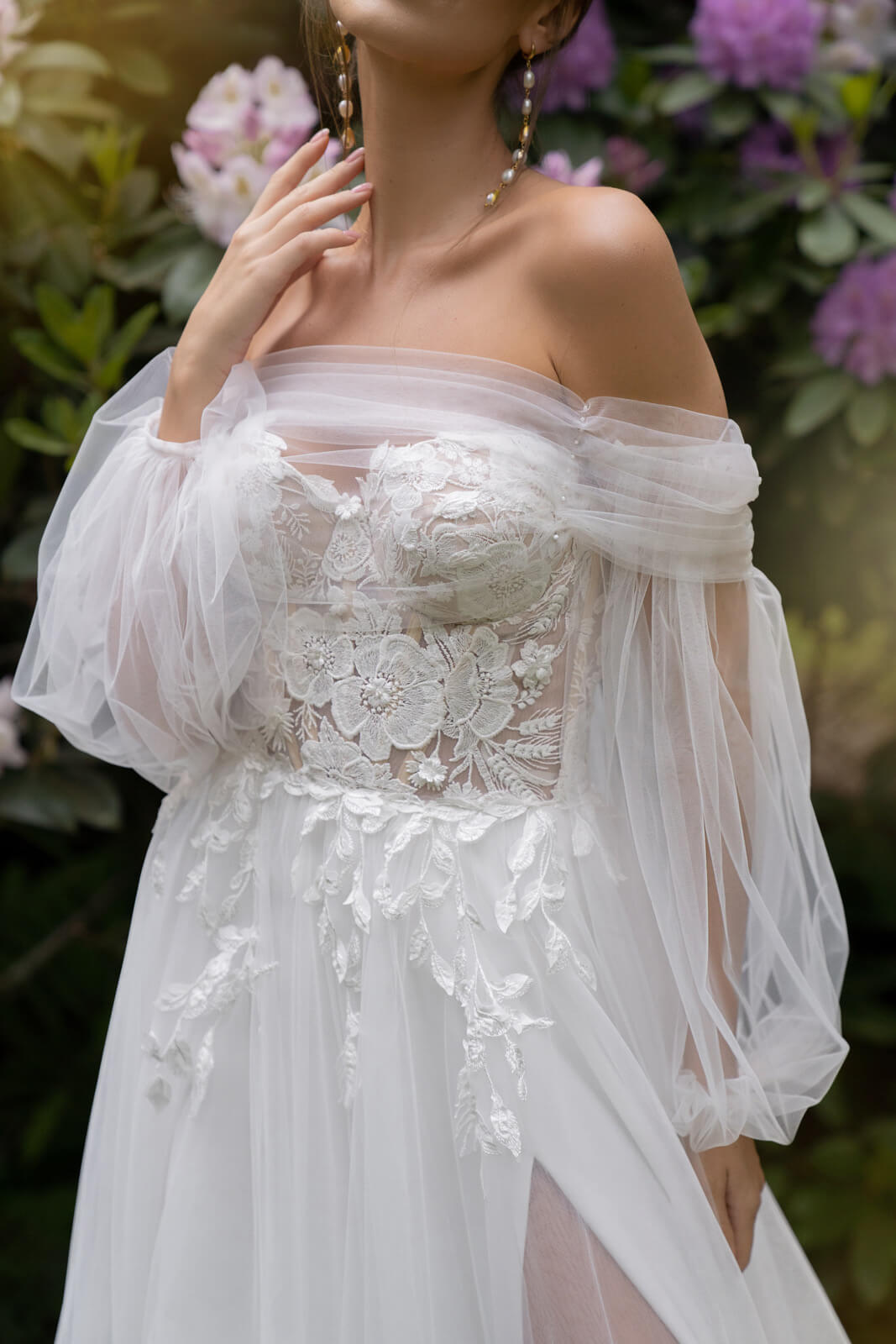 Brautkleid Lanka im Detail, Spitzencorsage mit 3D-Blüten und Off-Shoulder-Puffärmeln aus Tüll