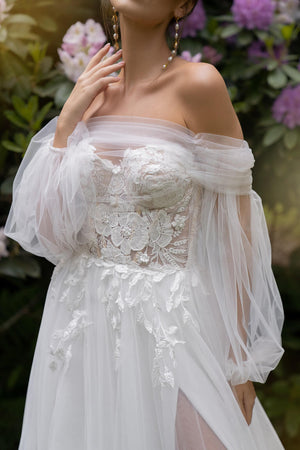 Brautkleid Lanka im Detail, Spitzencorsage mit 3D-Blüten und Off-Shoulder-Puffärmeln aus Tüll