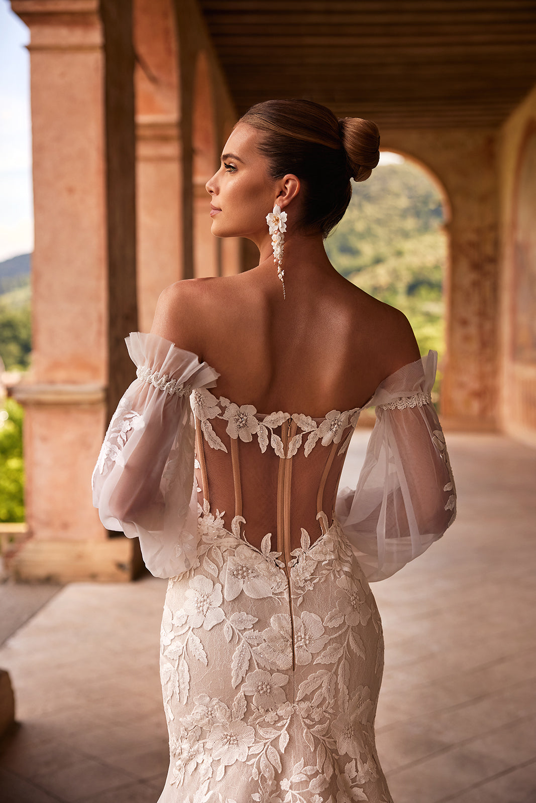 Brautkleid Lucrezia von hinten, Blumenspitze über dem verdeckten Corsagenrücken