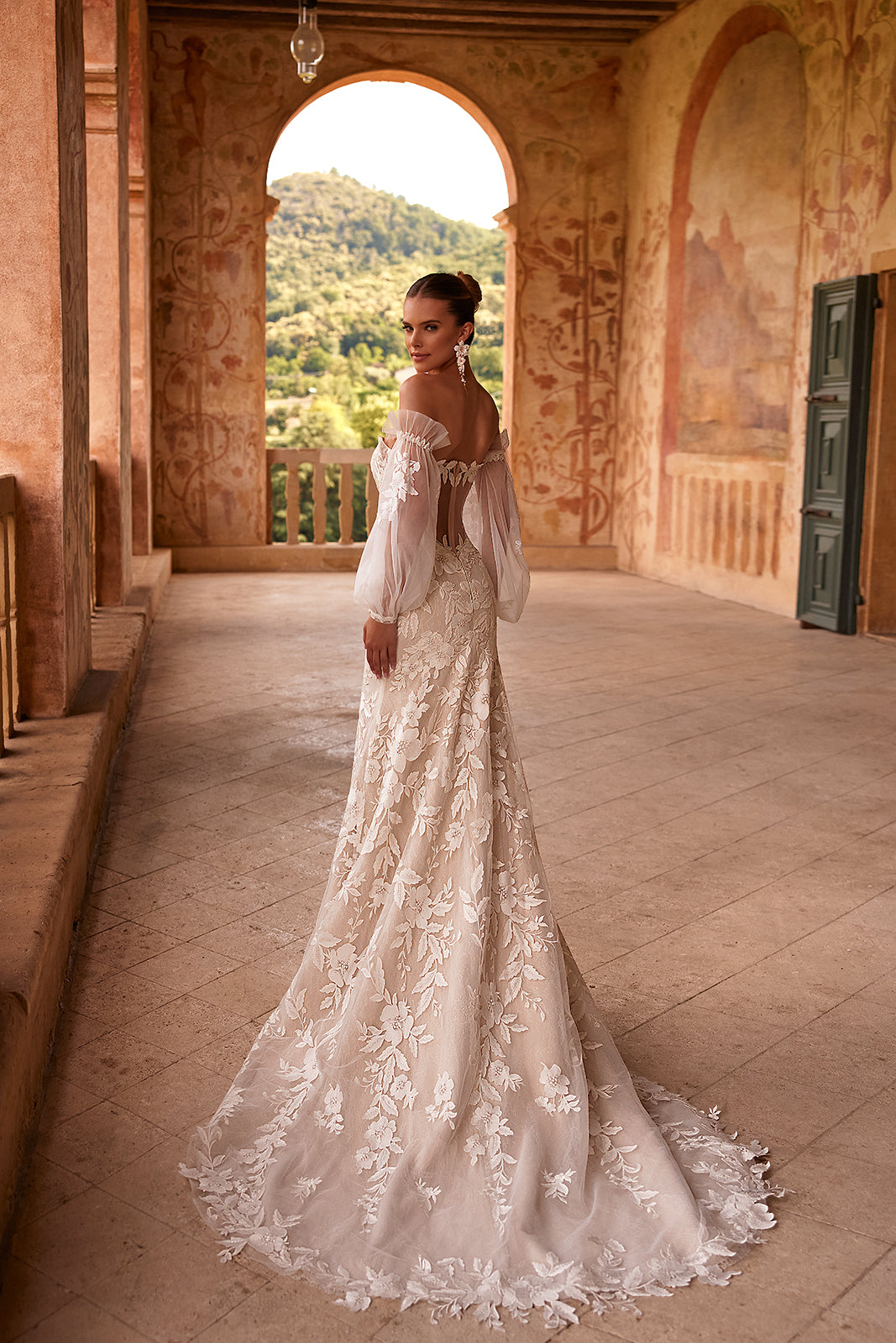 Brautkleid Lucrezia von hinten in ganzer Figur, Meerjungfrau-Linie mit Spitzenschleppe