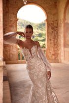 Romantic wedding dress with falling sleeves Lucrezia from DAMA Couture (main photo)