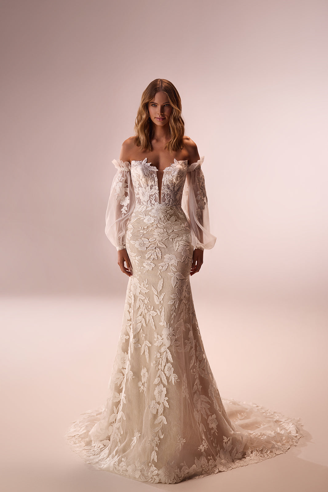 Brautkleid Lucrezia im Studio, Blumenspitze auf der figurnahen Silhouette