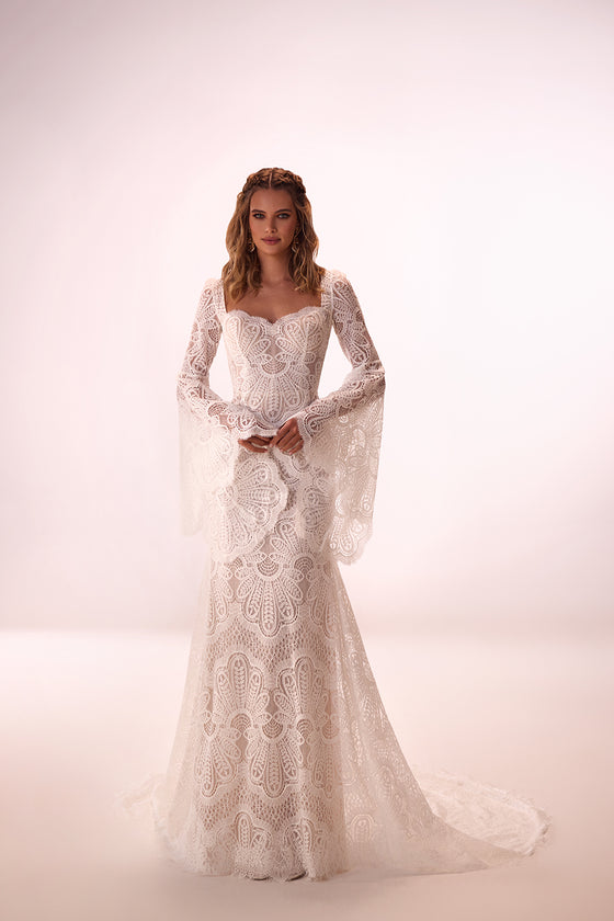 Boho-Brautkleid Maya aus Spitze mit weiten Trompetenärmeln, Studioaufnahme von vorn