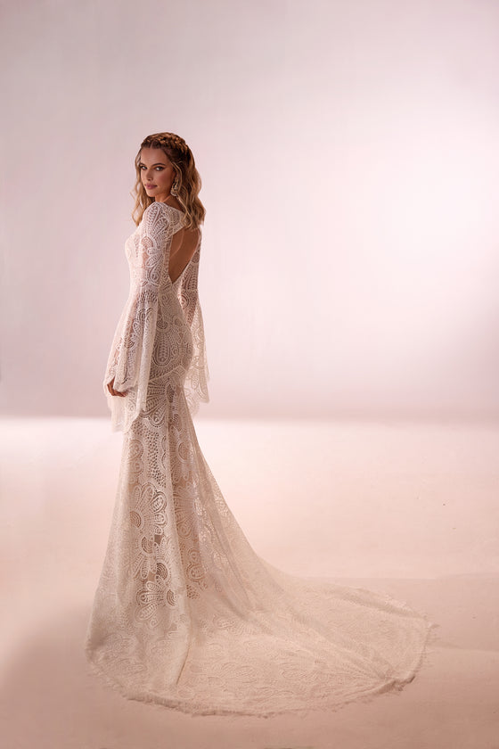 Boho-Brautkleid Maya von hinten im Studio, Spitzenrücken und weite Ärmel