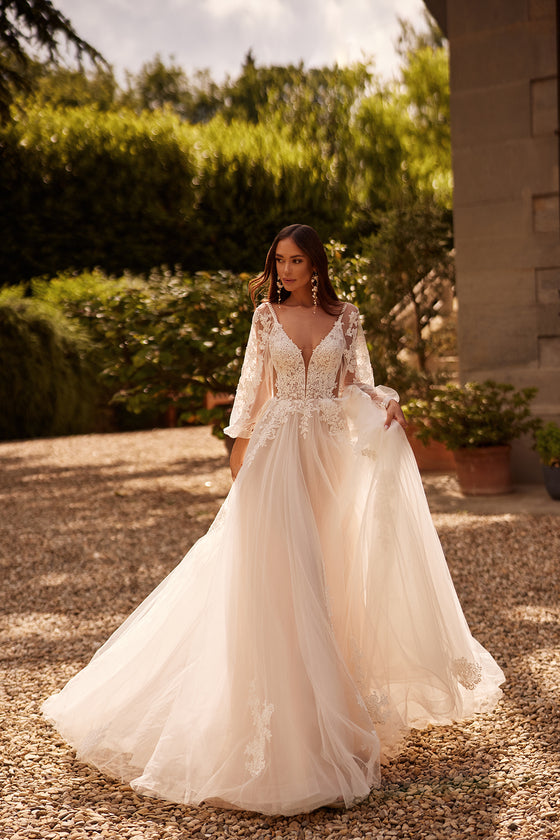 Brautkleid Mullein in A-Linie mit langen Spitzenärmeln, ganze Silhouette im Garten