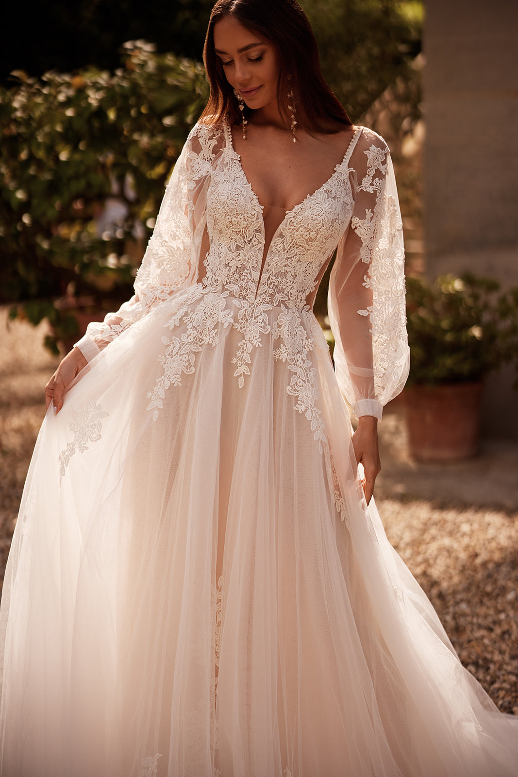 Brautkleid Mullein von vorn: tiefer V-Ausschnitt und weite Ärmel aus Spitze