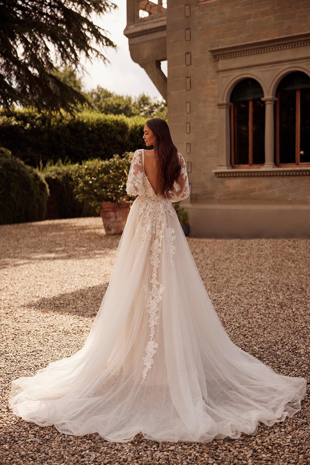 Brautkleid Mullein von hinten mit offenem Rückenausschnitt und Tüllschleppe