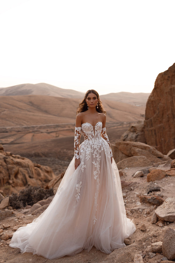 Brautkleid Nabila mit Kathedralschleier und Spitzenärmeln, Ganzfigur von vorn