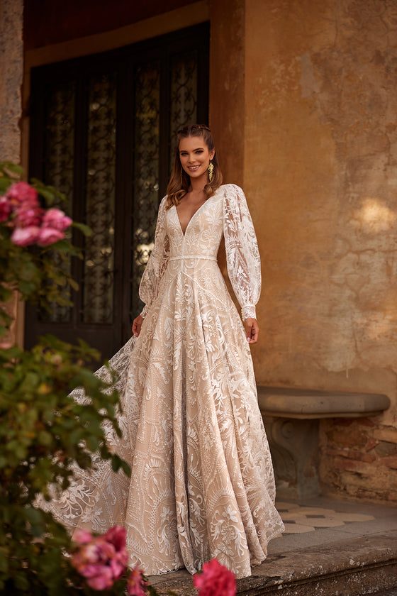 Boho-Brautkleid Noya in A-Linie: tiefer V-Ausschnitt, lange Ballonärmel und Ornamentspitze