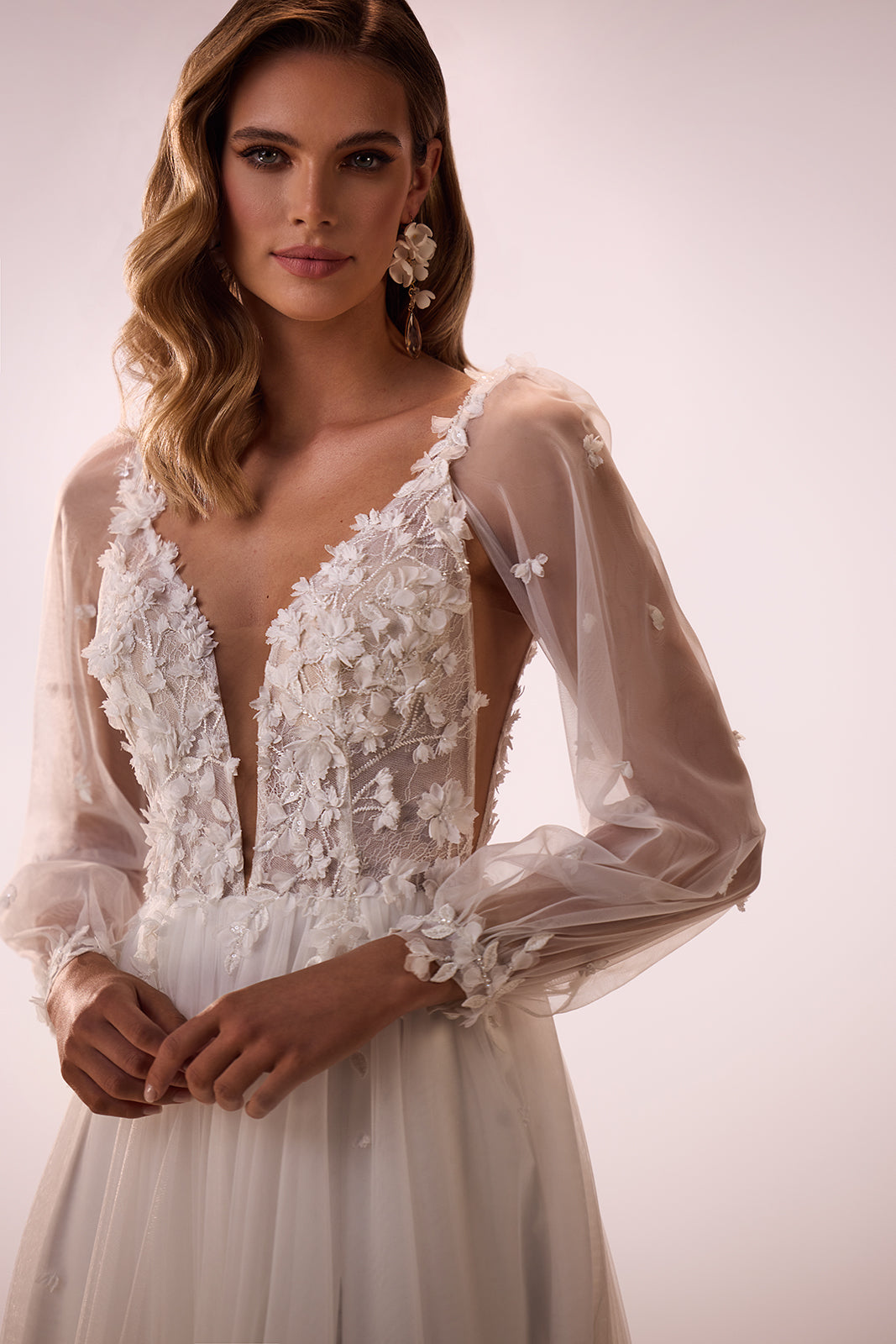 Brautkleid Nozomi: Detail der Korsage mit 3D-Blüten und transparentem Puffärmel