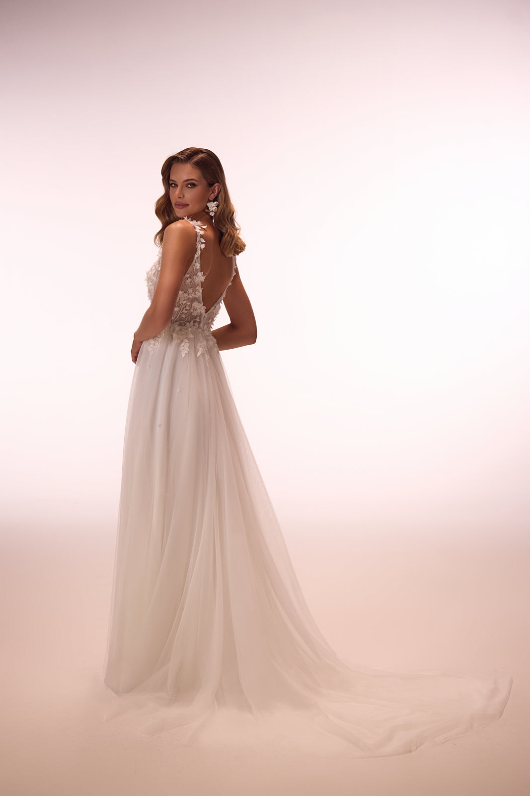 Brautkleid Nozomi im Studio von hinten: tiefer Rückenausschnitt und leichter Tüllrock