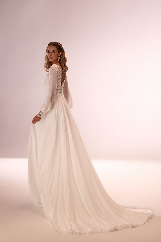 Brautkleid Ophelia aus Chiffon von hinten, lange Ärmel und weicher Rock