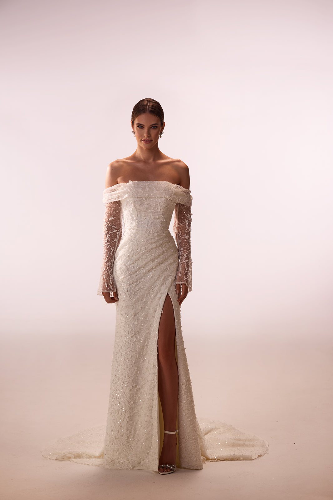 Brautkleid Placidia aus Spitze, schulterfreie Ärmel und Beinschlitz, Vorderansicht